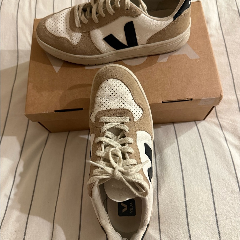 Veja leather Tan and White Sneakers with Black Logo SZ 40 w/ original box